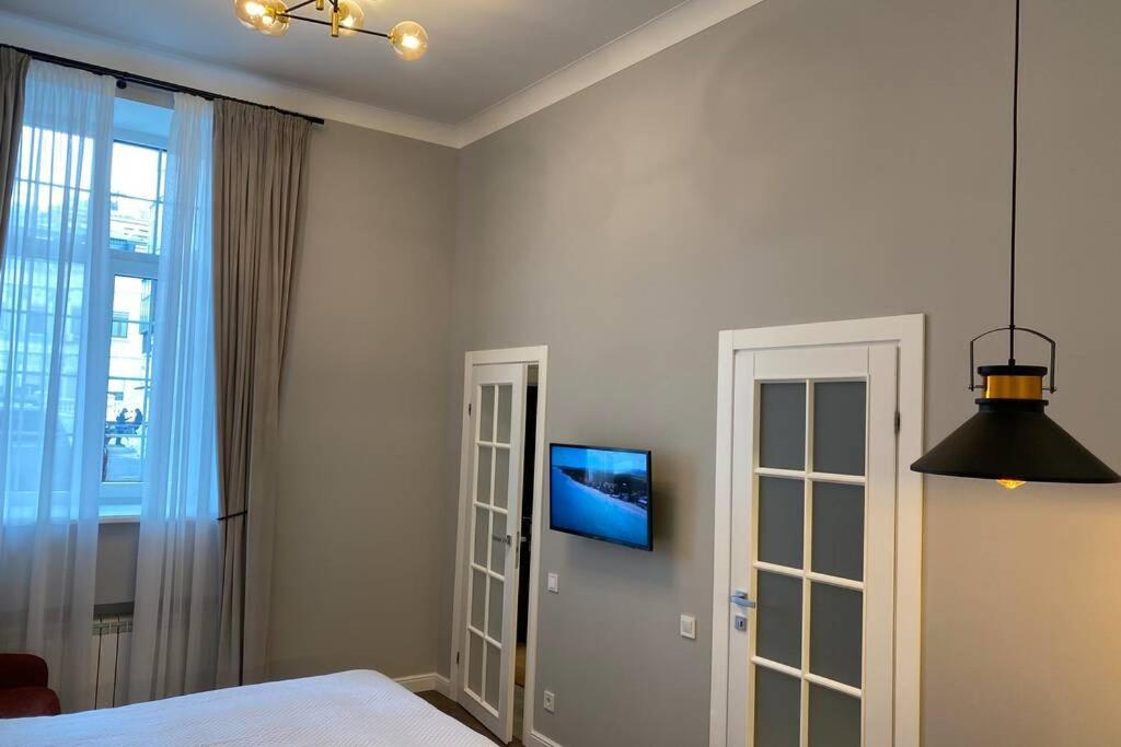 Hidden Gem With Its Own Private Entry At Lypky Apartment Киев Екстериор снимка