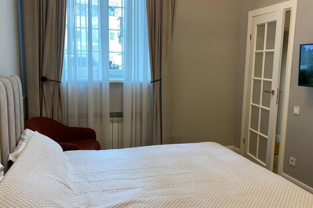 Hidden Gem With Its Own Private Entry At Lypky Apartment Киев Екстериор снимка
