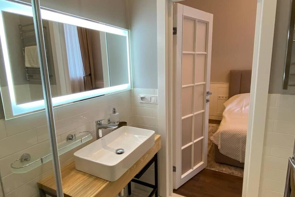 Hidden Gem With Its Own Private Entry At Lypky Apartment Киев Екстериор снимка